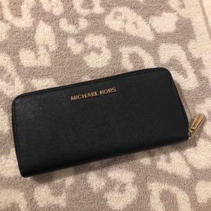 Michael Kors Zippy Wallet - Black